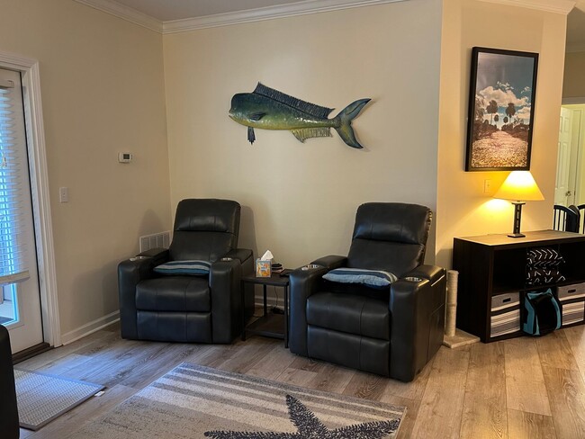 Building Photo - Unfurnished First Floor Condo w/ Garage!