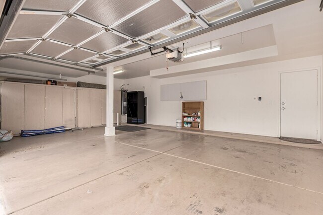 Building Photo - 4 Bedroom 2.5 Bath w/3 Car Garage in Super...