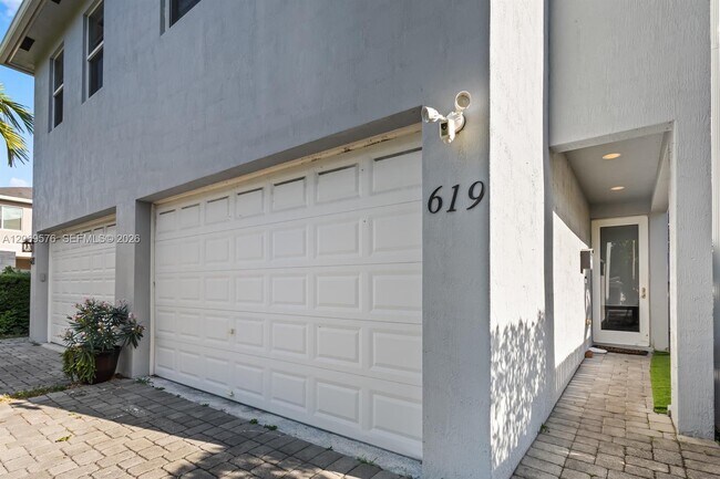 Building Photo - 619 SW 17th St