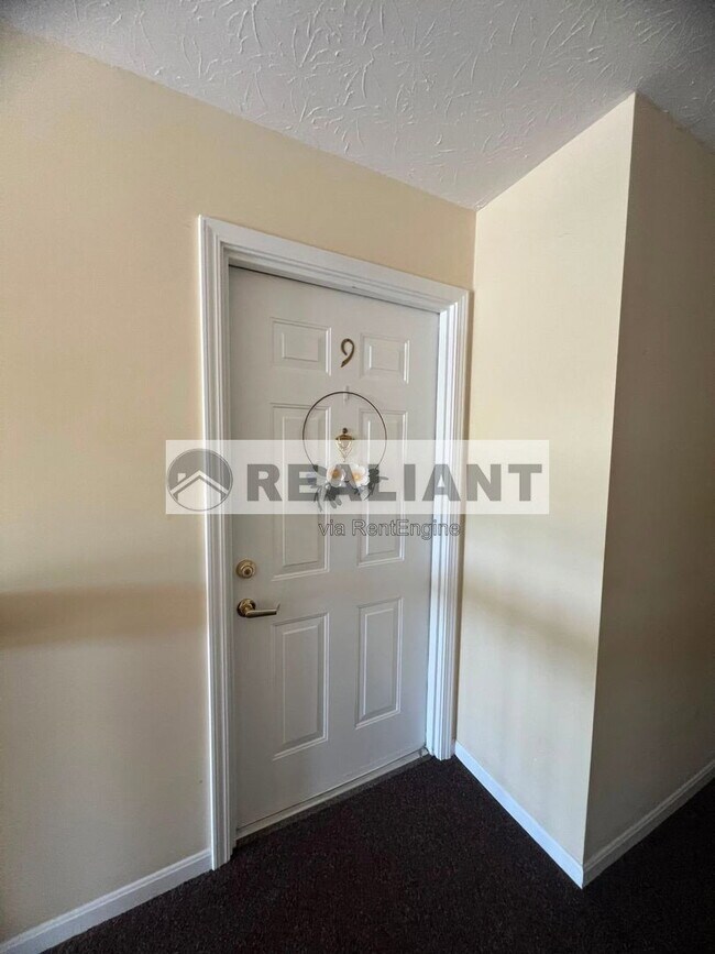 Building Photo - 159 Green River Dr