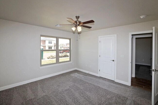 Building Photo - 7605 Woodford Ave