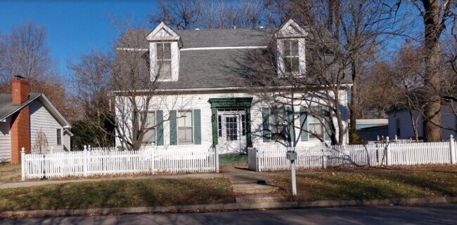 Building Photo - 306 E Cypress St