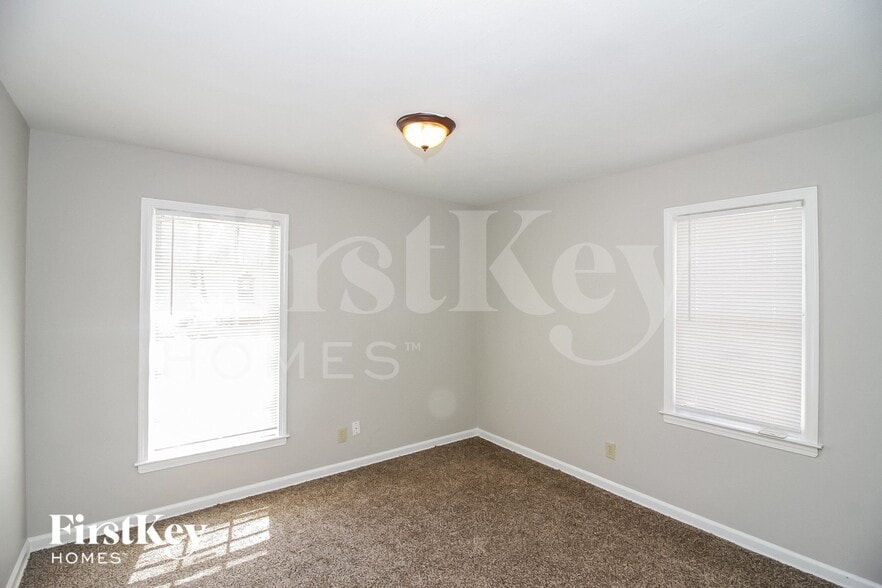 Building Photo - 2036 St James Dr