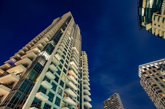 Building Photo - Furnished condo in the heart of San Diego ...