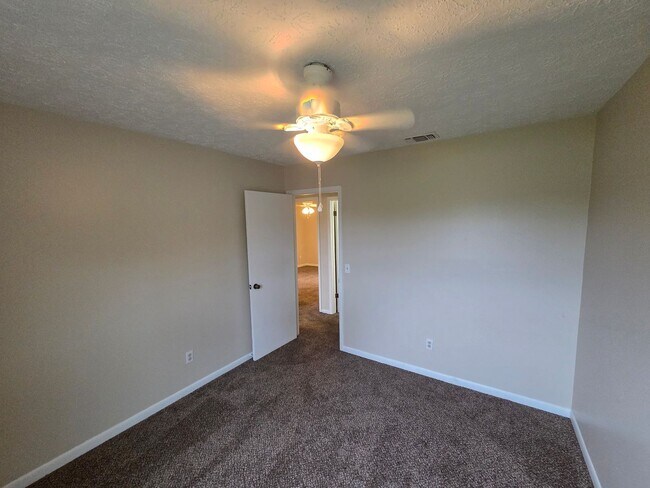 Building Photo - Peaceful Living at the End of a Cul-de-Sac!