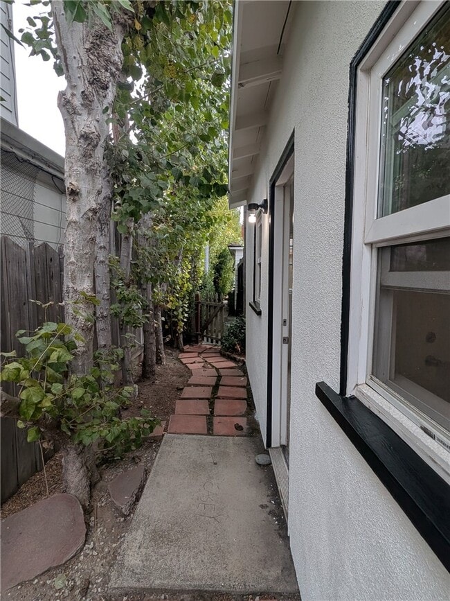 Building Photo - 233 Flower St