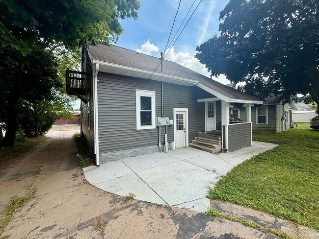 Building Photo - 210 N 1st Ave