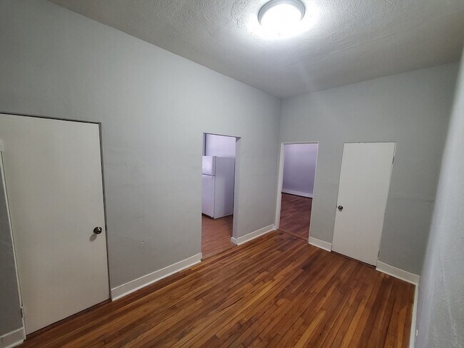 Building Photo - 10 Abbotsford St