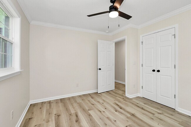 Building Photo - Brick Ranch w/Great Yard! Minutes From Upt...