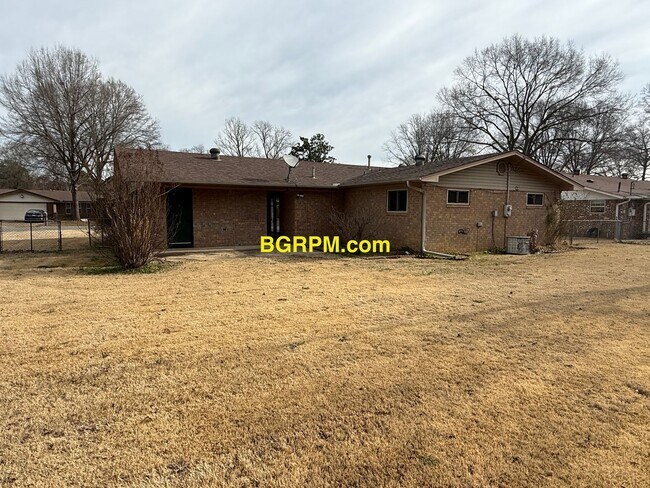 Building Photo - 3 Bed 2 Bath