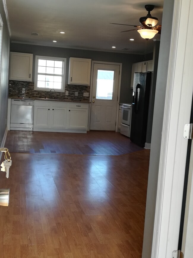 Building Photo - 1709 Sails Way