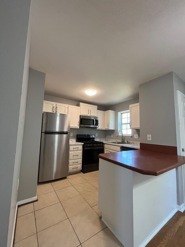 Building Photo - 4674 Mews Dr