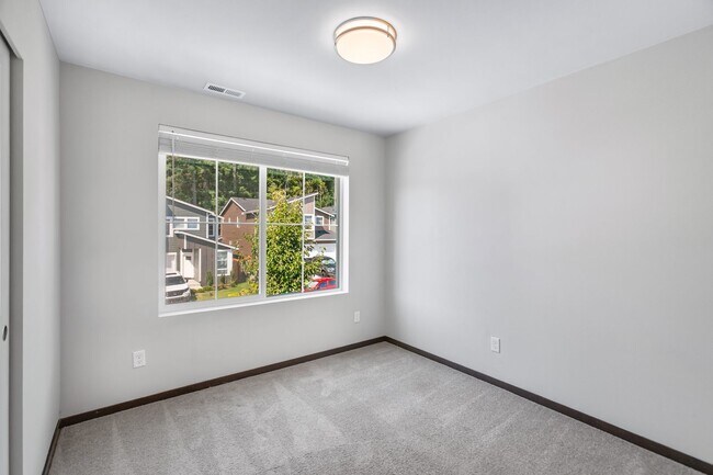 Building Photo - Newer 5 Bedroom Home off Loxie Eagans! Min...