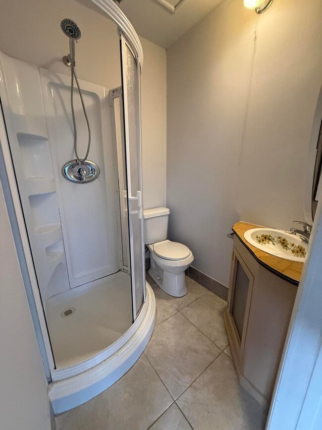 Building Photo - 714 W Lakewood Rd