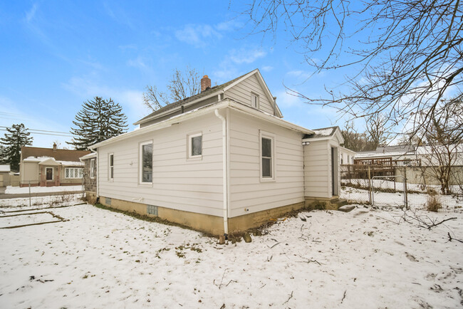 Building Photo - Charming 2-Bedroom