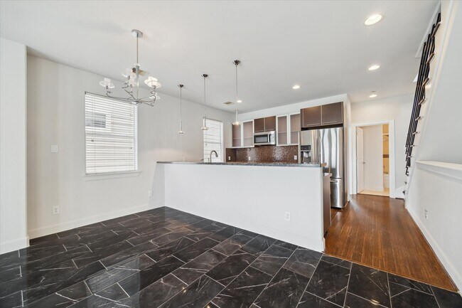 Building Photo - 3041 Clinton Dr