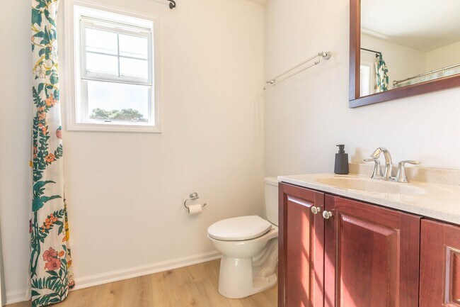 Building Photo - READY SOON! Beautifully Updated 3BR/2BA Ho...