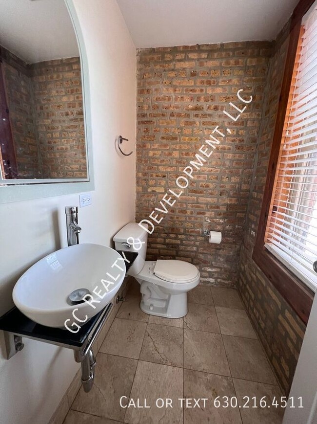Building Photo - 1671 W Farwell Ave