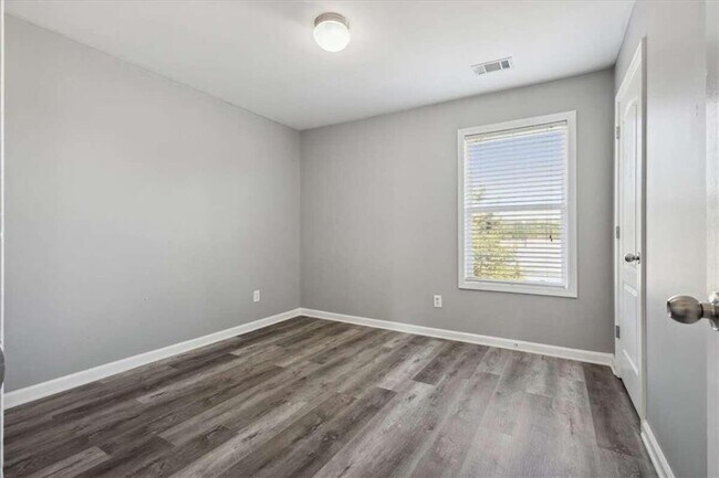 Building Photo - 96 Lenore Ct