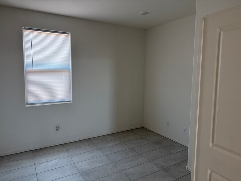 Building Photo - 1675 W Pima Ave