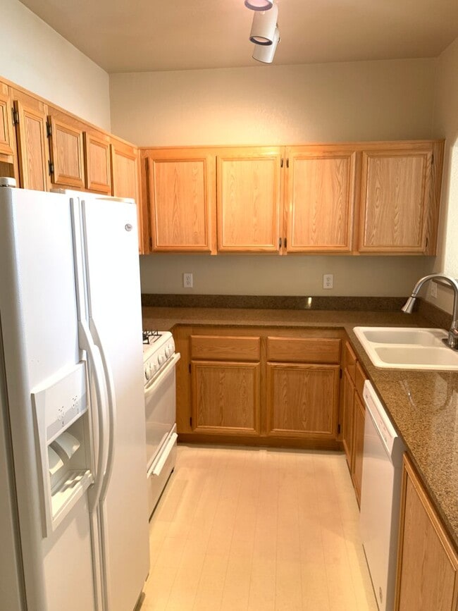 Building Photo - Gated Condo - One bedroom Upstairs  - Comm...