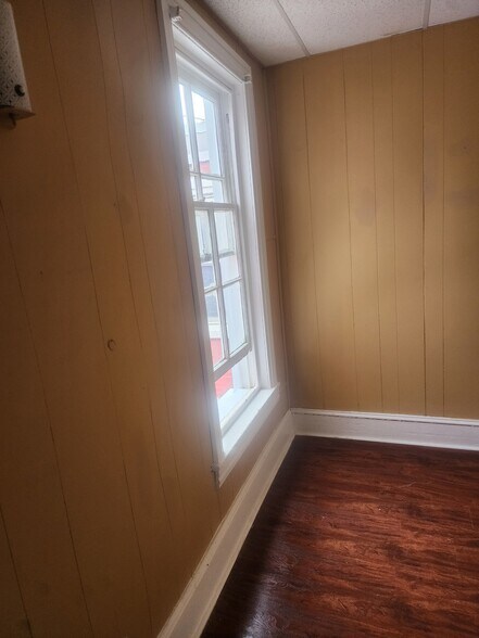 Building Photo - 40 Maple St