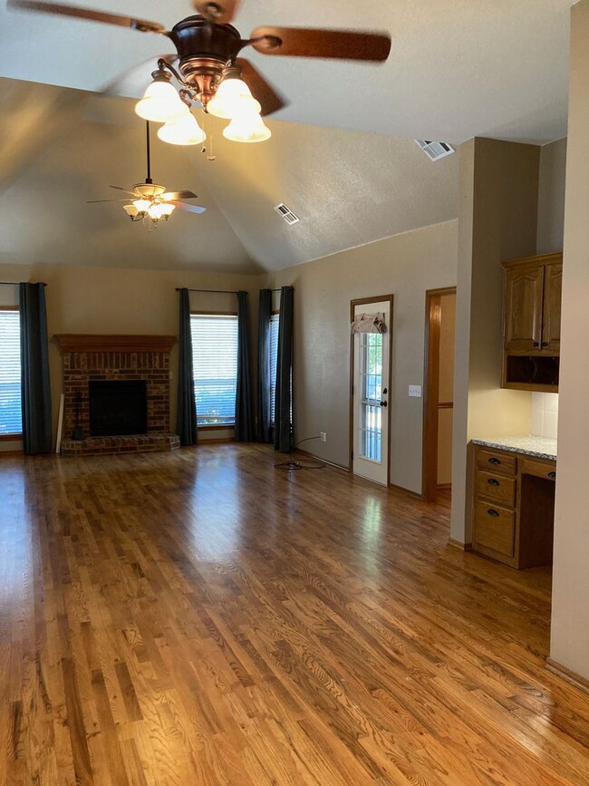 Building Photo - Gorgeous & Spacious 3 Bedroom Owasso Home-...