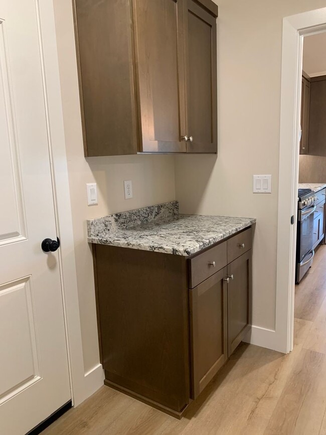Building Photo - 3 Bedroom 2 Bath Single Family home with L...