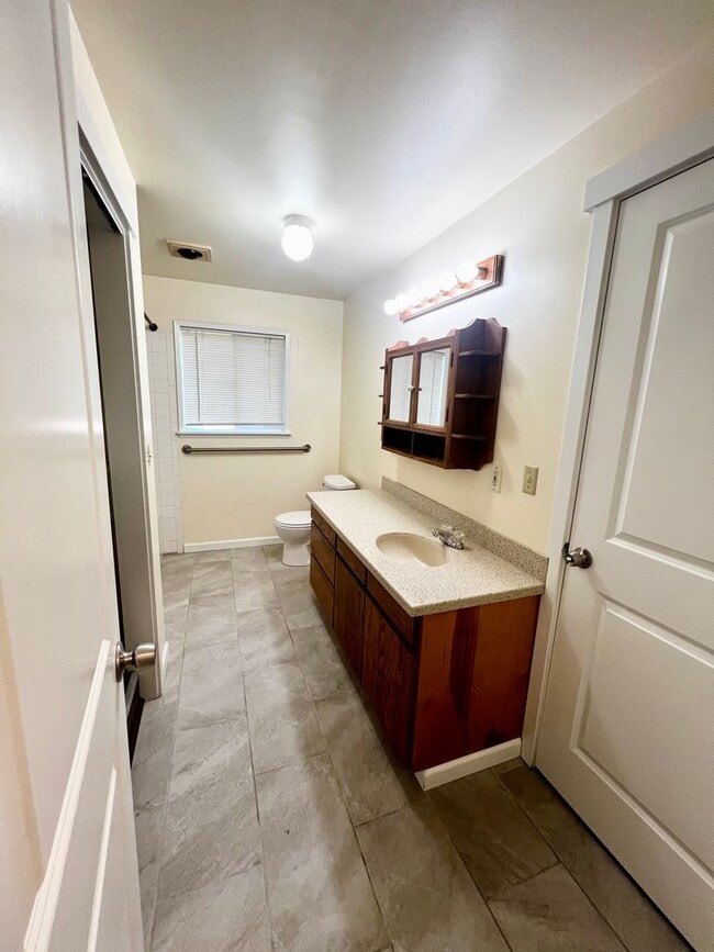 Building Photo - Cozy Rambler!!