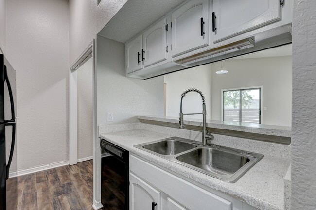 Building Photo - Home Like Living at Apartment Prices