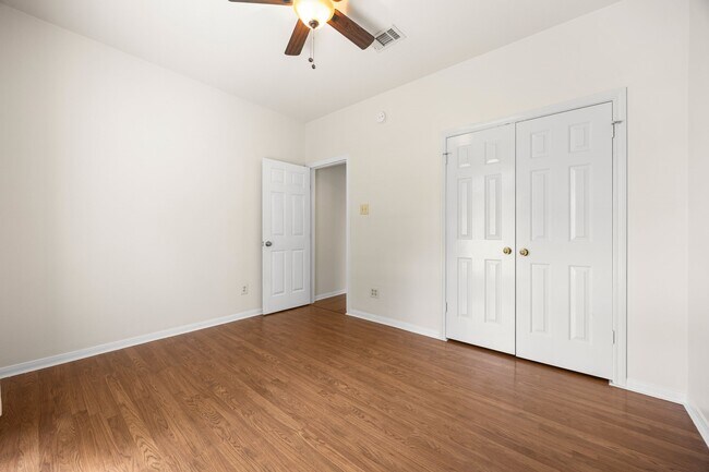 Building Photo - 10215 Hedge Way Dr