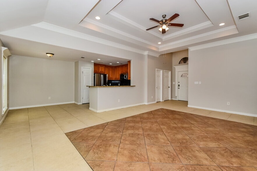 Building Photo - 543 Lakeside Dr