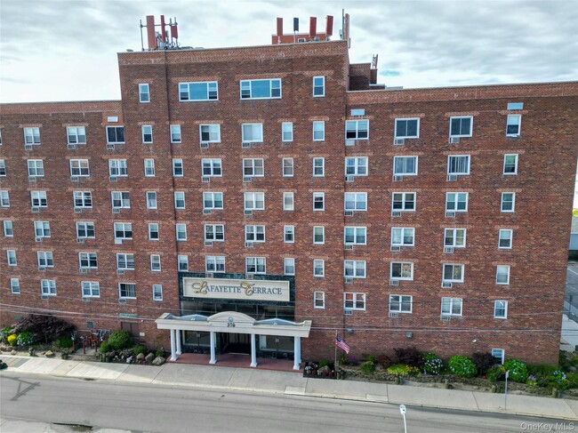 Primary Photo - 370 W Broadway