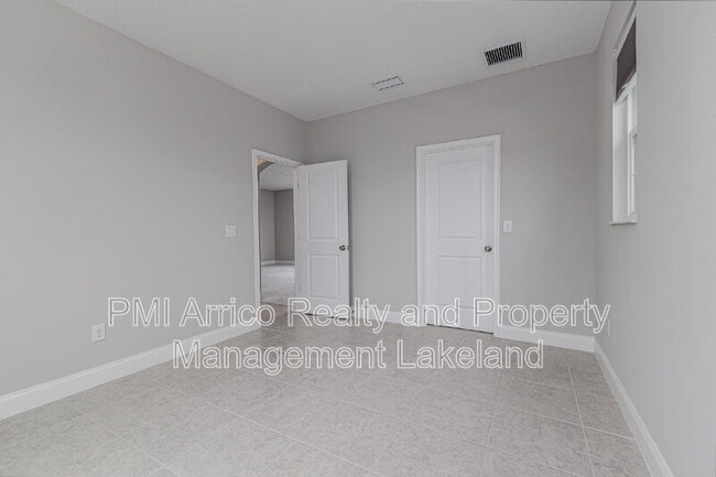 Building Photo - 2609 Village Lakes Blvd