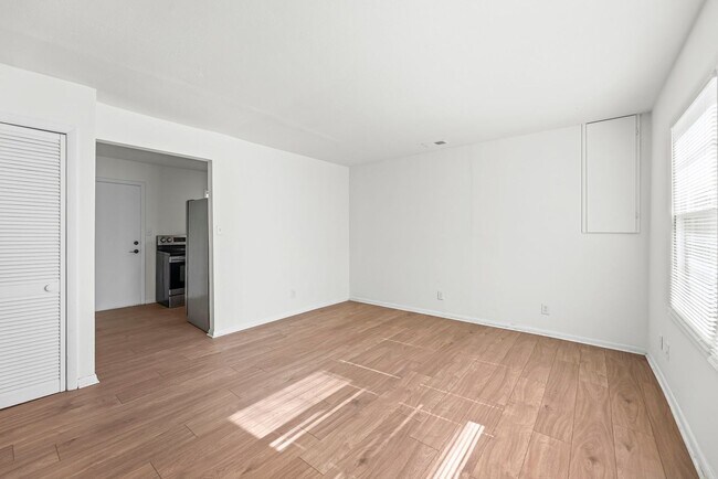 Building Photo - New Renovated Two Bed One Bath Home!!!
