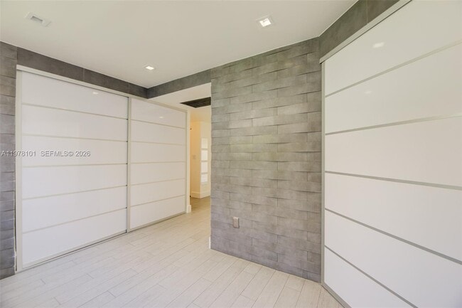 Building Photo - 161 Crandon Blvd