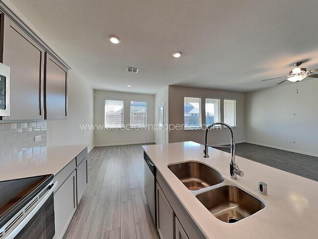 Building Photo - 4925 Woodloch Dr