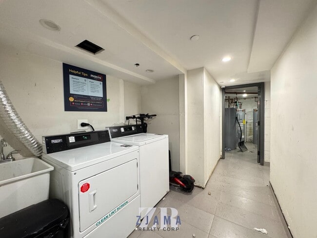 Building Photo - 1520 St Johns Pl