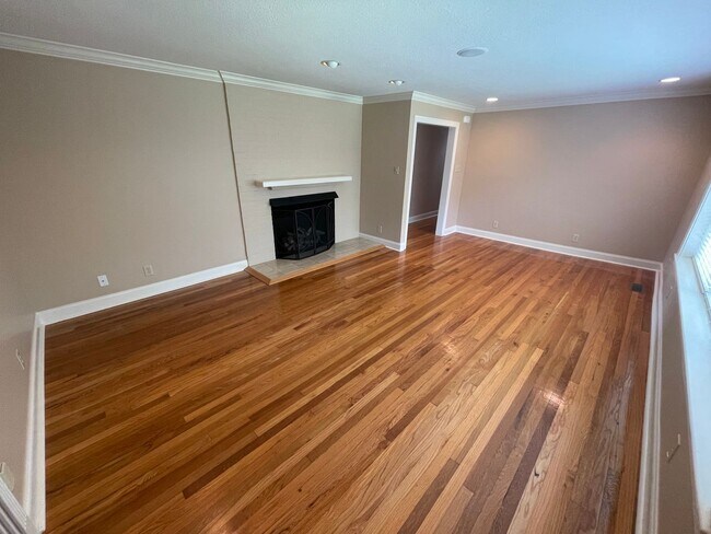 Building Photo - Elegant 4bd/3ba Home with Fenced-in Backyard