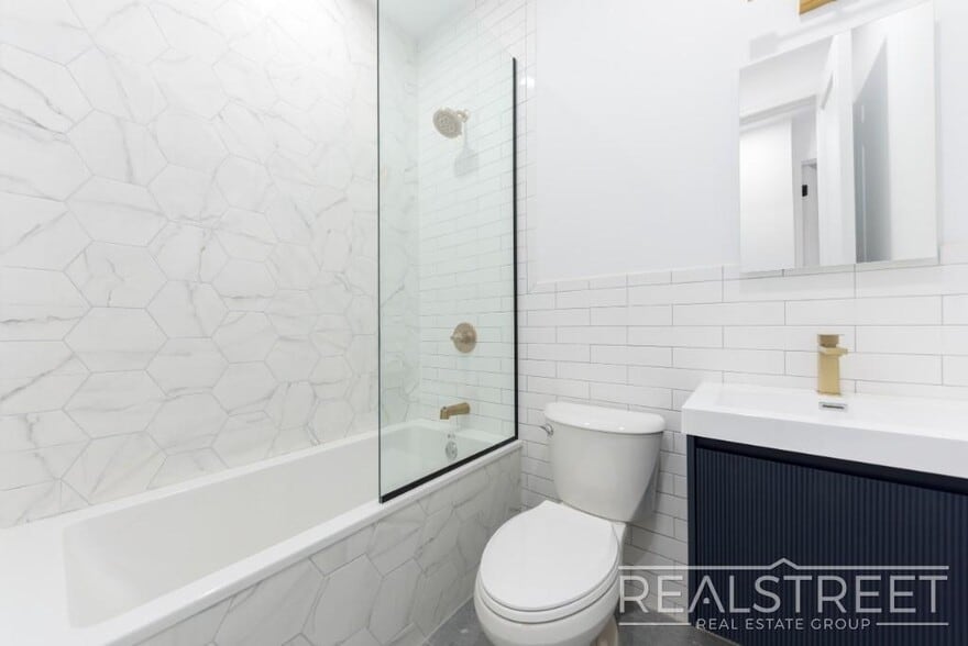 Building Photo - STUNNING 4+ BED 3 BATH DUPLEX + YARD IN PRIME BUSHWICK TOWNHOUSE