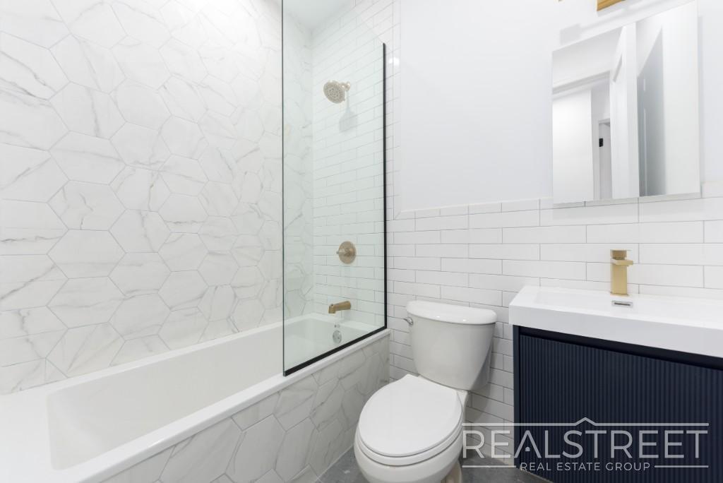 Building Photo - STUNNING 4.5+ BED 3 BATH DUPLEX + YARD IN ...