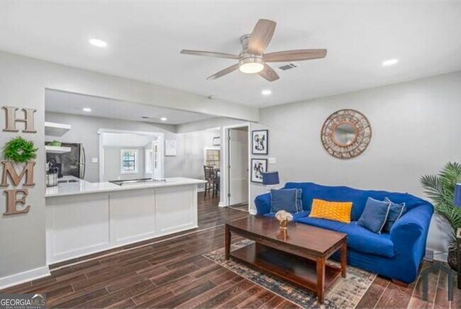 Building Photo - 8170 Huntington Dr