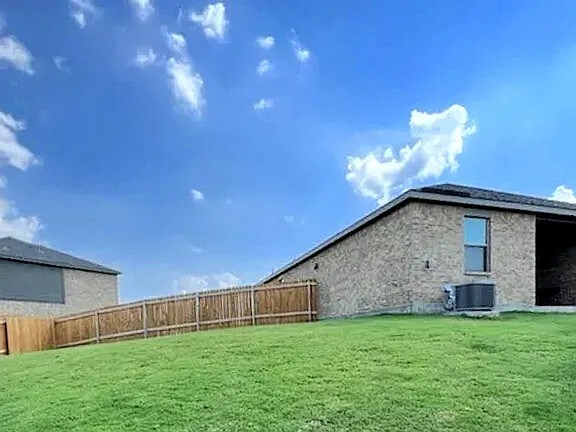 Building Photo - 2304 Dahlia Way