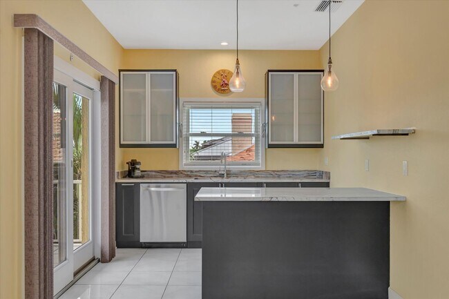 Building Photo - Stunning Annual Rental: Luxury Coastal Liv...