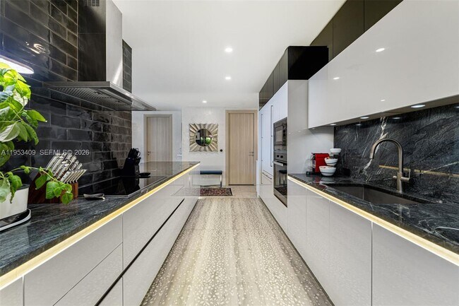 Building Photo - 1000 Brickell Plaza