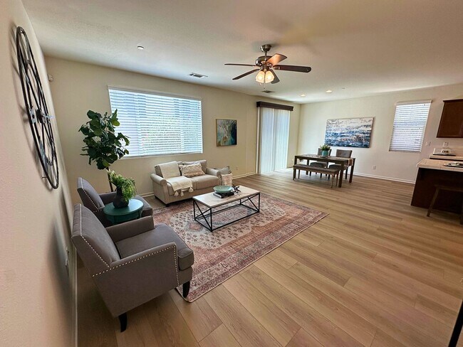 Building Photo - Stunning 4 Bedroom, 3 Bath Questa Home