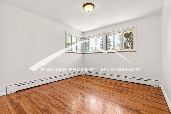 Building Photo - Spacious Home with Fenced Yard and Washer/Dryer