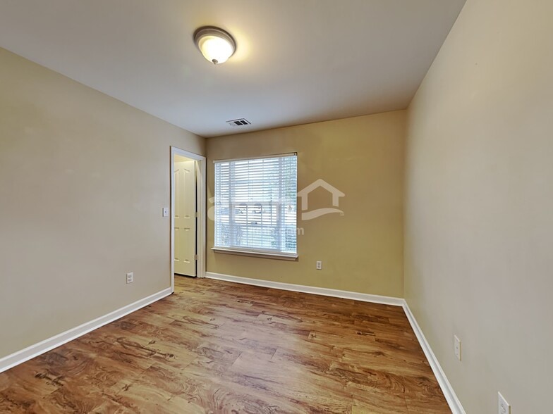 Building Photo - 32 Riverbed Dr