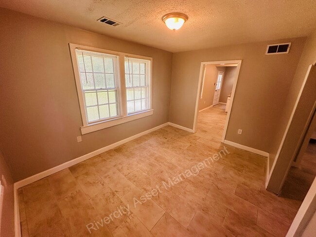 Building Photo - 3636 Mallory Ave