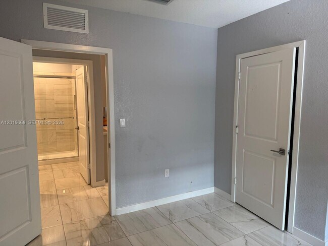 Building Photo - 462 NE 6th Pl